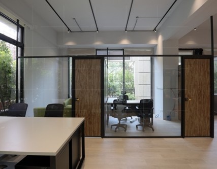 單玻系統玻璃隔間可為辦公室保留最佳採光，增加室內亮度